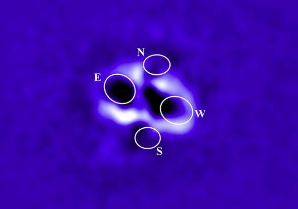 钱德拉 X 射线天文台的图像显示了 RBS 979 星团中央星系中的两对空腔，一组向北 向南对齐，另一对向东 向西对齐.jpg