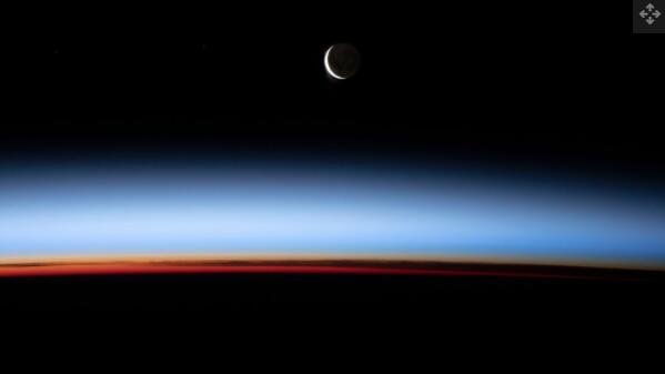 宇航员捕捉到新月在令人惊叹的日落上发光的壮观镜头.jpg