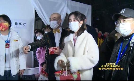 Angelababy在北京台春晚后台发糖葫芦