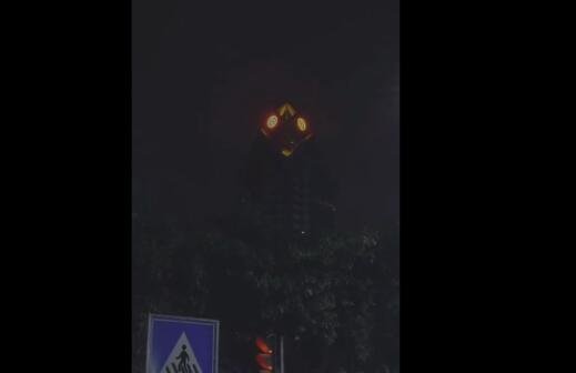 广州一大厦“两眼发光”似蟑螂 官方回应明明是小可爱