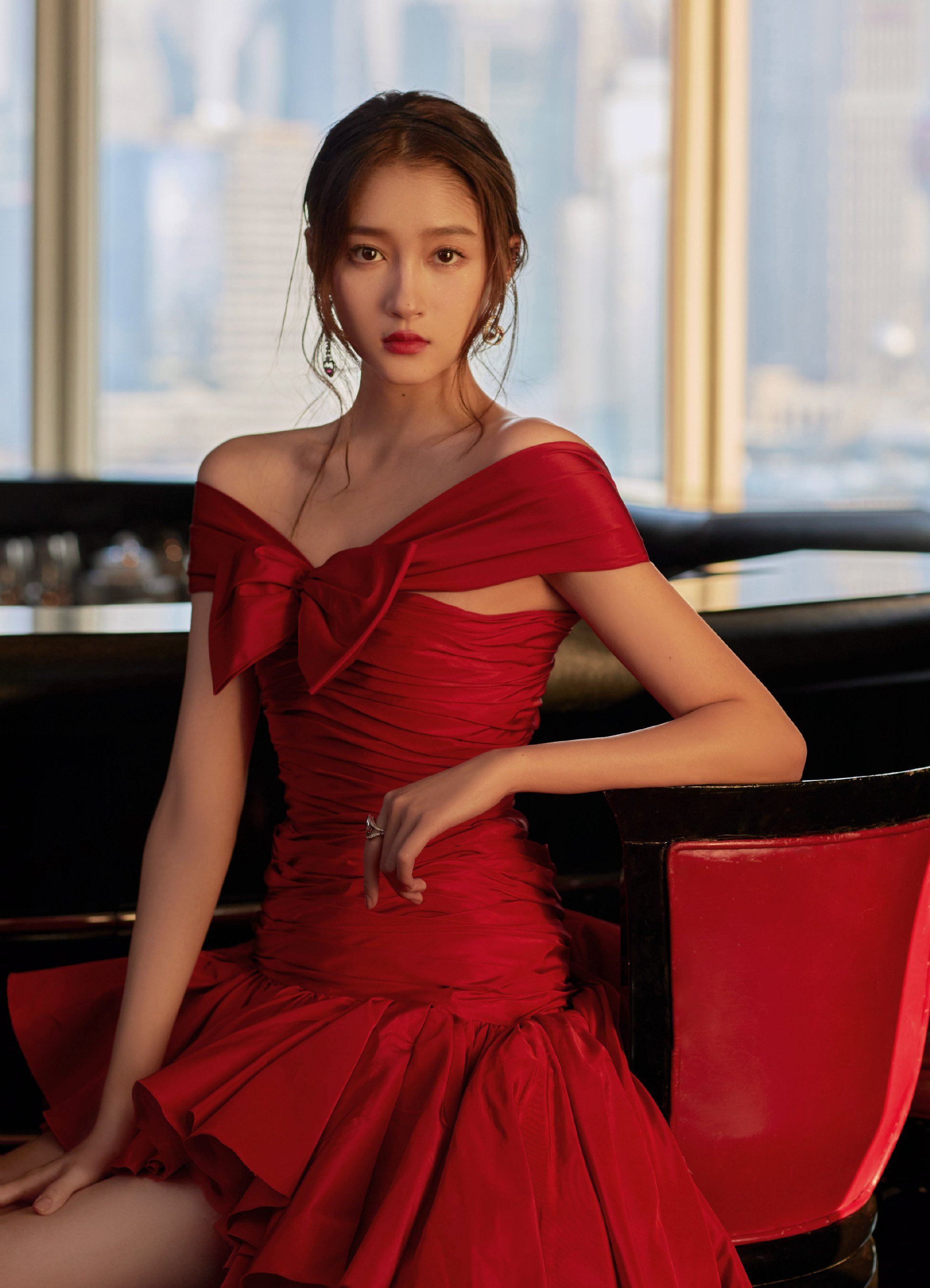 关晓彤红玫瑰拖尾礼服，烘托新年氛围感，热烈拥抱2022