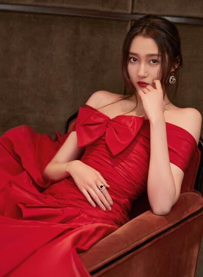 关晓彤红玫瑰拖尾礼服，烘托新年氛围感，热烈拥抱2022