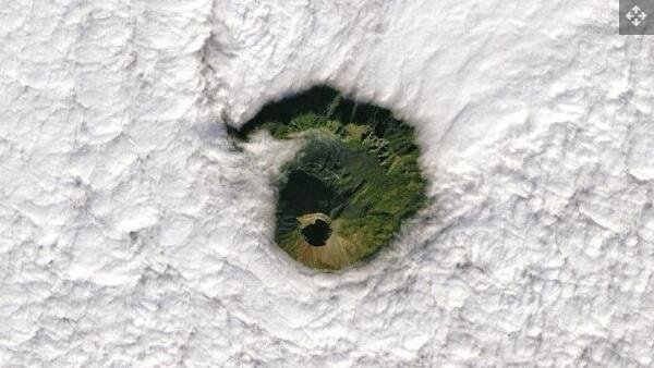 引人注目的卫星照片捕捉到维苏威火山透过云层中的一个洞向外窥视.jpg