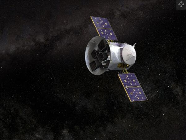 艺术家对 NASA 在太空中的凌日系外行星调查卫星 (TESS) 的描绘.jpg