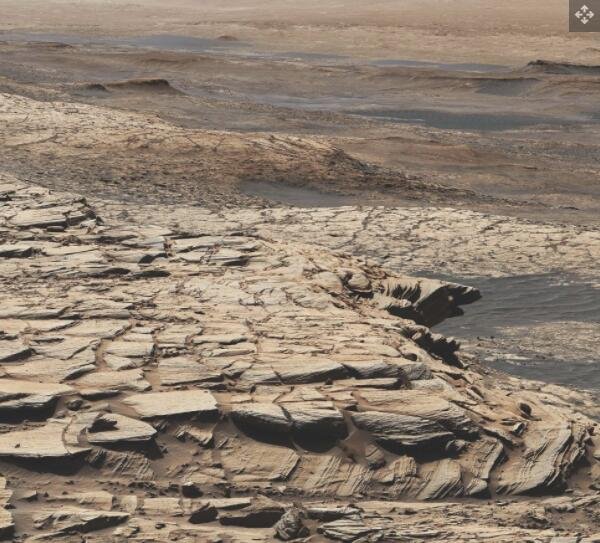 美国宇航局好奇号火星车上的桅杆相机在任务的第 2,729 个火星日或太阳日拍摄的图像制成的。它显示了盖尔陨石坑中史汀生砂岩地层的景观。在这个大致位置，好奇号钻了爱丁堡钻孔，这是一个富含碳 12 的样品.jpg