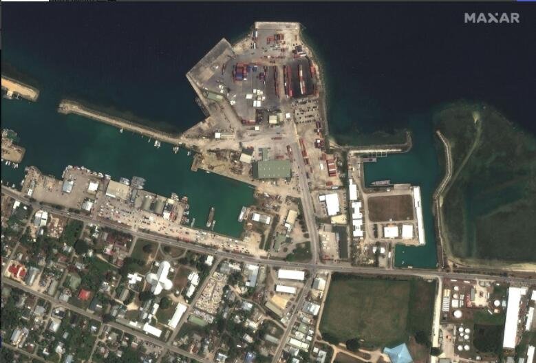 2022 年 1 月 15 日汤加主要喷发前的努库阿洛法港。.jpg