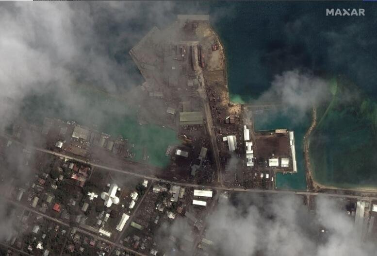 喷发后的汤加海港.jpg