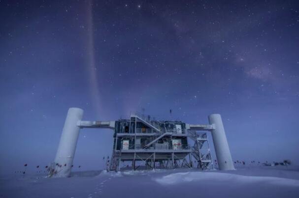 冰立方实验的地面设施，位于南极洲近 1 英里（1.6 公里）的冰层之下。IceCube 认为幽灵中微子不存在，但一项新的实验表明它们确实存在.jpg