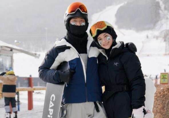 何超莲晒与窦骁滑雪合照，两人脸上贴同款贴纸，曝目前在试婚阶段