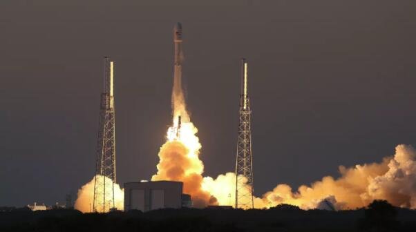 2015 年 2 月，SpaceX 的猎鹰 9 号火箭搭载 NOAA 的深空气候观测站航天器从卡纳维拉尔角发射升空。火箭将在几周内与月球相撞。.jpg