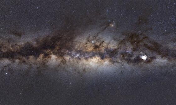 这张图片显示了从地球上看到的银河系。星形图标显示神秘重复瞬变的位置.jpg