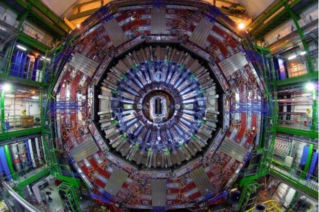 紧凑型介子电磁阀 (CMS) 是大型强子对撞机 (LHC) 上的通用探测器。它有一个广泛的物理计划，从研究标准模型（包括希格斯玻色子）到寻找可以构成暗物质的额外维度和粒子。CMS 探测器围绕一个巨大的螺线管磁铁构建。它采用圆柱形超导电缆线圈的形式，产生 4 特斯拉的磁场，大约是地球磁场的 100,000 倍。该场由构成探测器 14,000 吨重量的大部分钢“轭”的限制。.jpg