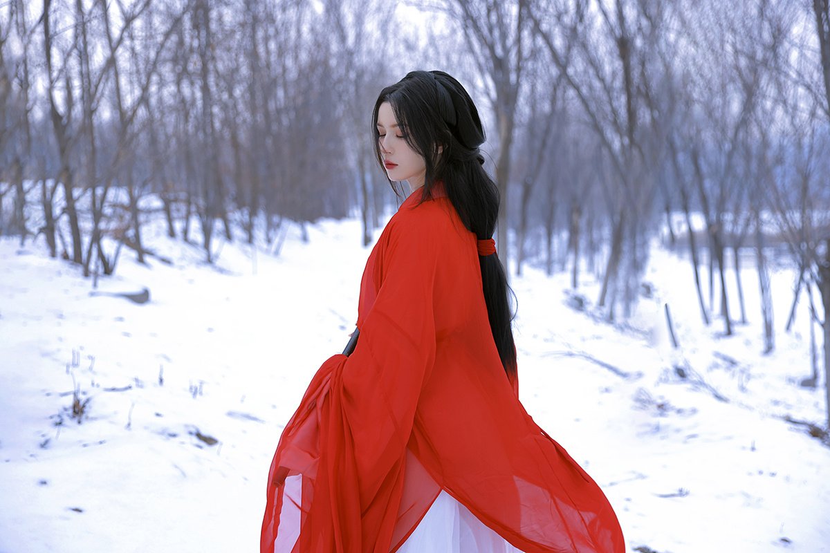 哈妮克孜 红衣映雪，风卷长空。眉目含情，绰约多姿