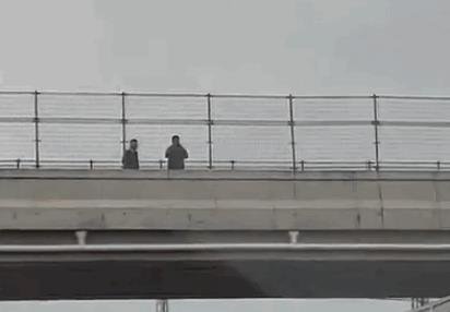 桥上男子抓拍占用高速应急车道 边拍边笑 网友：月入10万不是梦
