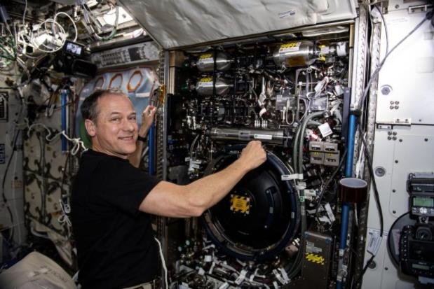 NASA 宇航员和 Expedition 66 飞行工程师 Thomas Marshburn 配置 Combustion Integrated Rack 以开始 SoFIE 操作.jpg