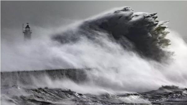 创纪录的大风席卷欧洲，成为数十年来最严重的风暴.jpg