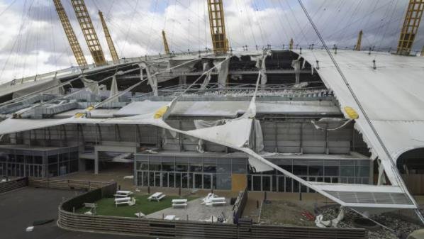 伦敦 02 体育馆的屋顶被风暴撕碎.jpg