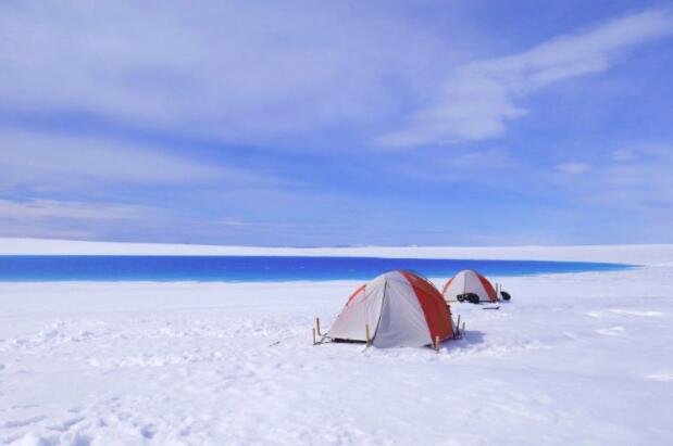 格陵兰岛商店冰川上带冰上湖的帐篷.jpg