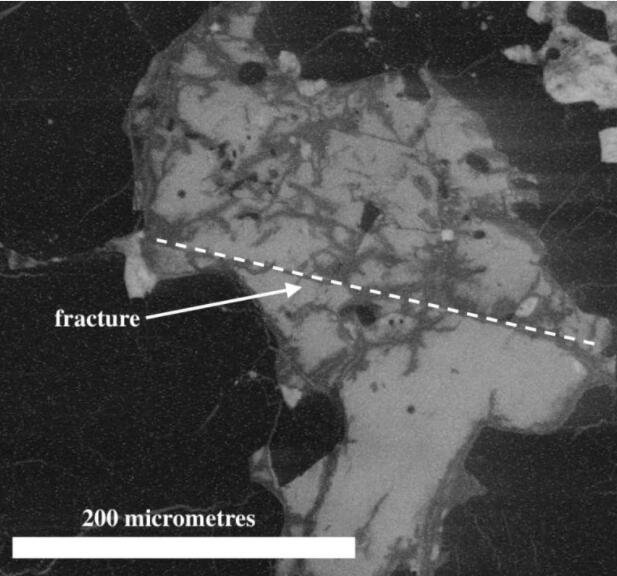 车里雅宾斯克陨石中破碎的磷酸盐矿物示例.jpg