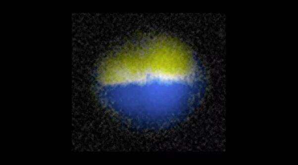 研究人员发现了如何创造一种称为“畴壁”的量子现象，在这张图片中显示为两组原子之间的较轻的线.jpg