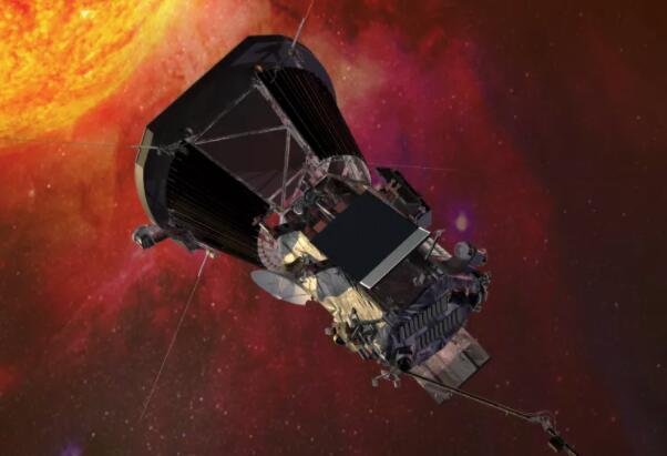 当NASA的帕克太阳探测器飞近太阳时，望远镜正在从地球和太空观看.jpg