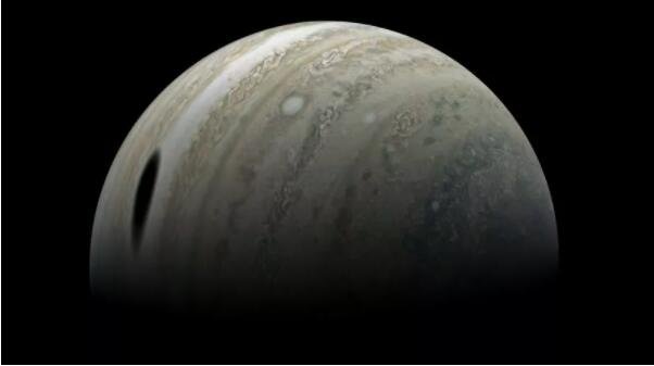 公民科学家拍摄的朱诺照片中，木星的大卫星木卫三投下巨大的阴影.jpg