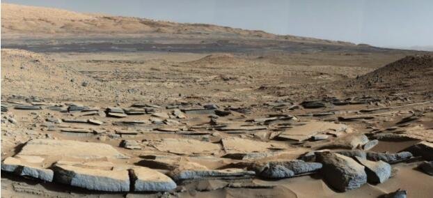 美国宇航局好奇号火星车拍摄的火星“金伯利”地层的景象。前景中的地层向夏普山的底部倾斜，表明水流向在大部分山形成之前就存在的盆地.jpg