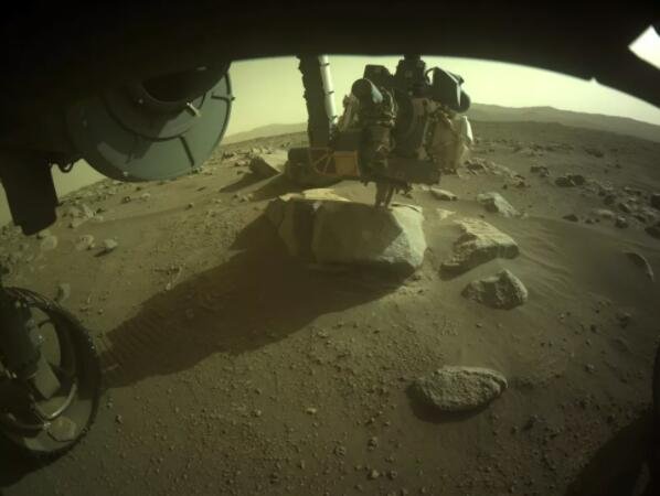 美国宇航局的火星探测器毅力号刚刚收集了它的第七颗红色星球岩石样本。这张照片显示了 2022 年 3 月 7 日的流动站.jpg