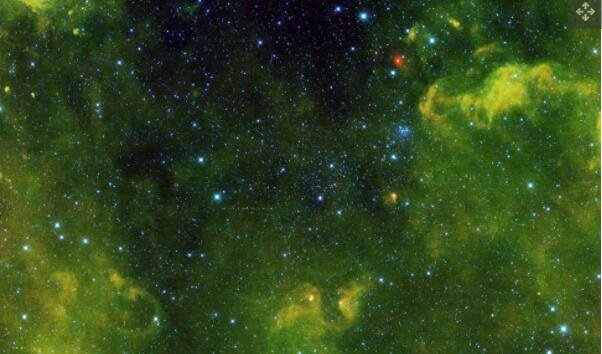 NASA 广域红外勘测探测器 (WISE) 在 2014 年首次全天勘测期间拍摄的 100 多颗小行星的图像。该区域周围环绕着气体和尘埃云，仅在红外光下可见。超过 2,500 颗星星也在这个视图中.jpg
