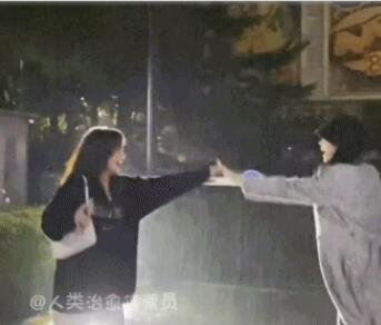 姐妹也能陪你在雨里跳舞
