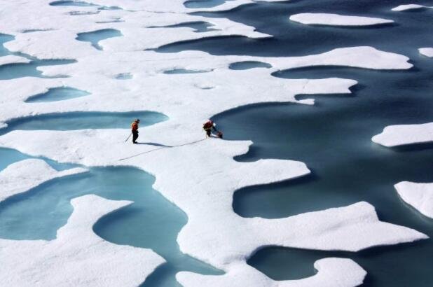 伴随着广泛报道的旧的、厚的北极海冰的减少和夏末冰量的下降。.jpg