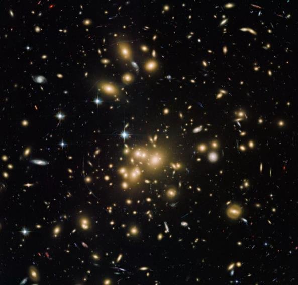 一个巨大的星系团内部是什么样的？科学家们使用196种激光来找答案.jpg