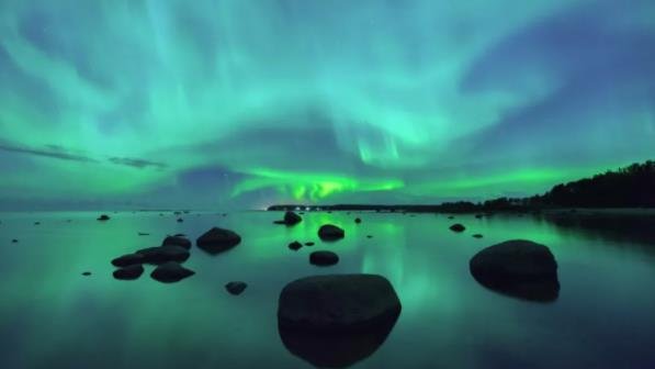 北极光（北极光）照亮了芬兰湾上空的天空.jpg
