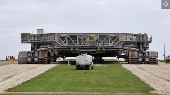 履带式运输机 2 (CT-2) 于 2018 年 5 月 22 日在佛罗里达州美国宇航局肯尼迪航天中心的斜坡上缓慢移动到发射台 39B 的表面，以进行合身检查.jpg