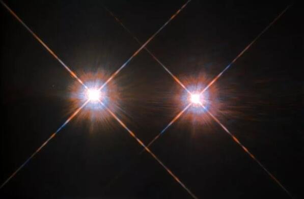 半人马座阿尔法星A(左)和半人马座阿尔法星B(右)的哈勃太空望远镜图像.jpg