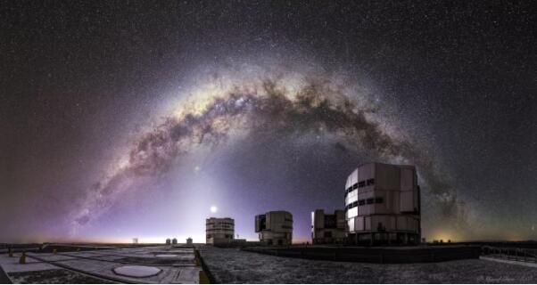 在智利阿塔卡马沙漠帕拉纳尔天文台的欧洲南方天文台超大望远镜拍摄的这张照片中，银河系的整个弧线可以在南部天空中看到.jpg