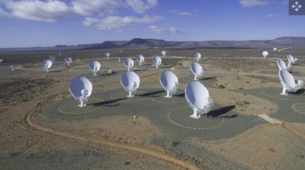 正在建设中的南非 MeerKAT 射电望远镜阵列的俯视图。64 道菜网络于 2018 年 7 月启用.jpg