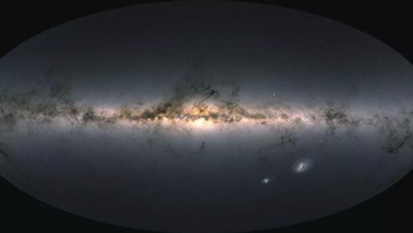 来自超过 18 亿颗恒星的数据已被用于创建这张整个天空的地图。它显示了欧空局盖亚卫星观测到的恒星的总亮度和颜色，并作为盖亚早期数据发布 3 (Gaia EDR3) 的一部分发布.jpg
