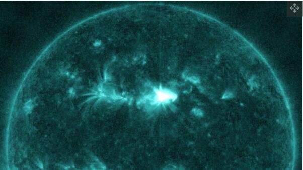 这张来自美国宇航局太阳动力学天文台于 2022 年 3 月 28 日至 29 日拍摄的图像中，来自活跃太阳黑子 AR 2975 的 17 个不同耀斑中的一个发出明亮的光芒。.jpg