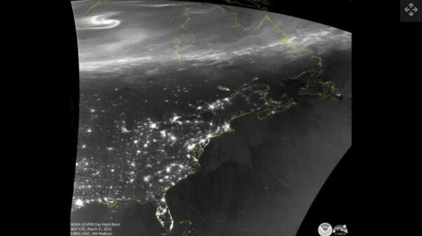 在强大的地磁风暴于 2022 年 3 月 30 日袭击地球后，NOAA 的极地轨道 NOAA-2 气象卫星拍摄了北极上方极光的黑白照片.jpg