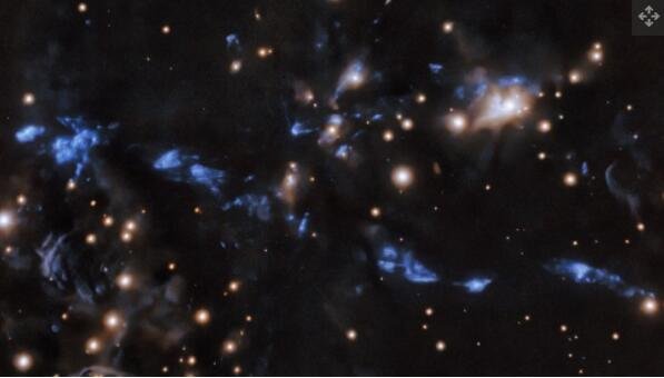 打结的年轻恒星喷流 MHO 1502 嵌入在称为 HII 区域的恒星形成区域中.jpg