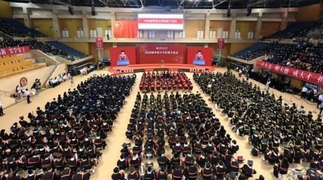 畢業(yè)生.jpg 畢業(yè)生.jpg