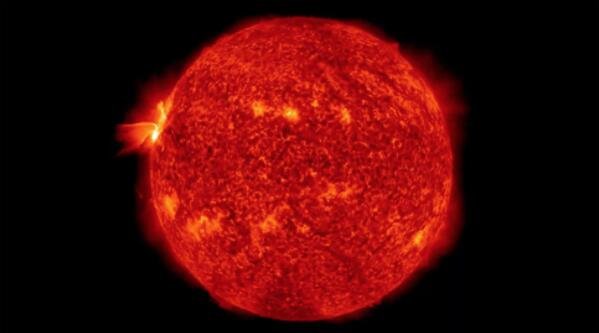 格林威治标准时间 2022 年 4 月 17 日，当太阳从其东部边缘的一个活跃的太阳黑子星团中释放出主要的 X1.1 级太阳耀斑时，太阳的全盘视图.jpg