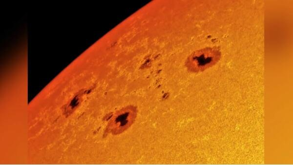 这两个巨大的太阳黑子群，被称为 AR 2993 和 AR 2994，在活跃但仍被太阳圆盘隐藏后，几天前在太阳的东北边缘变得可见.jpg