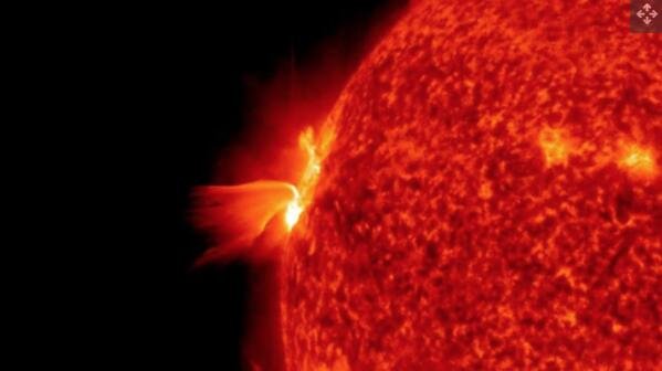 周日（4 月 17 日）探测到的大规模 X1.1 级太阳耀斑现在似乎来自太阳黑子的第三个活跃区域，该区域在另外两个太阳可见圆盘上旋转.jpg