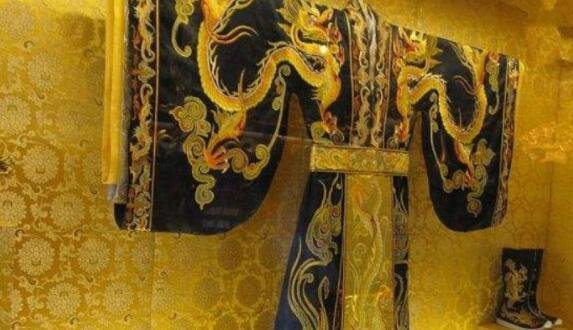 清朝的龙袍都去哪了？清朝灭亡后皇亲贵族都去了哪里？