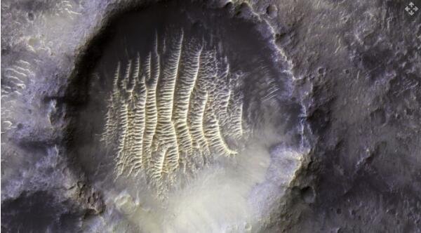 在这张新照片中，火星陨石坑看起来就像人类的指纹.jpg