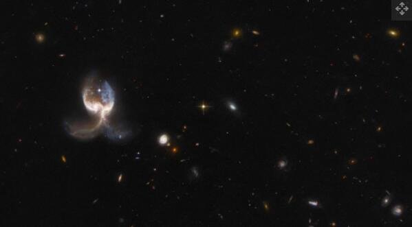 宇宙“天使之翼”出现在狮子座激烈的星系碰撞中.jpg