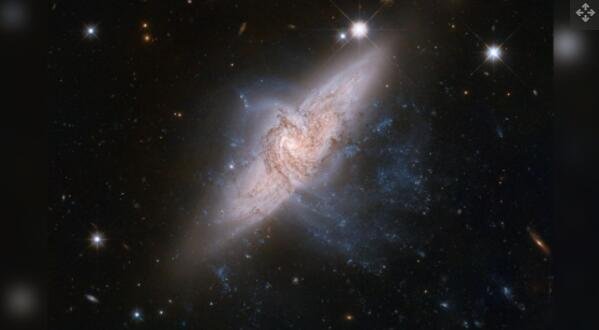 哈勃太空望远镜图像显示了一对重叠的星系，称为 NGC 331.jpg