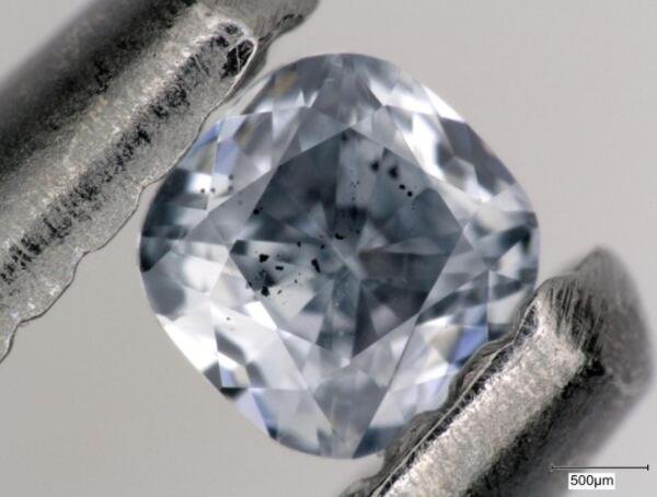 一颗蓝色的含硼钻石，带有一种叫做铁镁石的黑色内含物。这颗宝石重 0.03 克拉.jpg